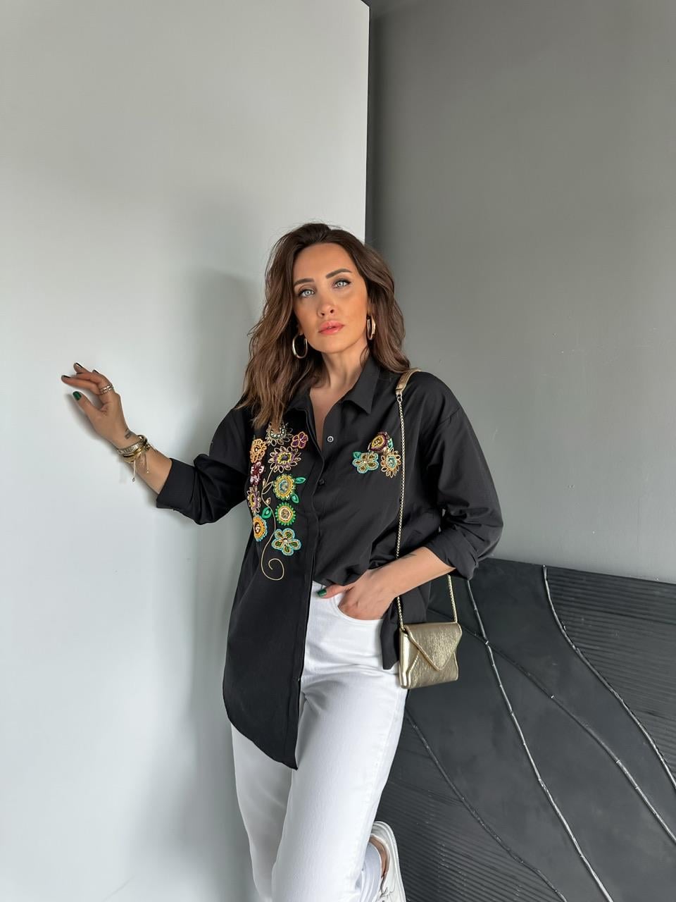 Siyah Çiçekli İşlemeli Poplin Gömlek