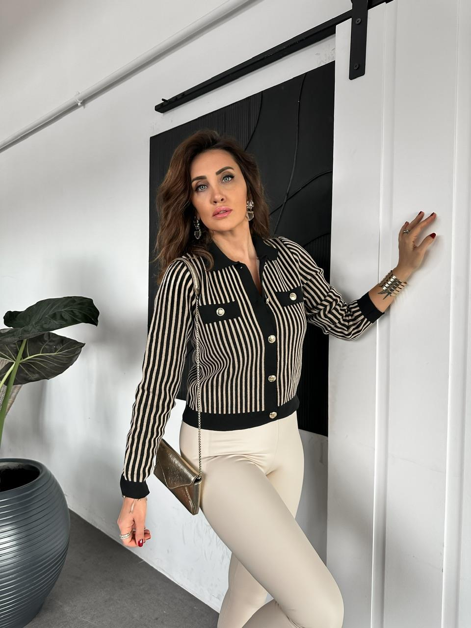 Siyah Çizgili Cepli Şık Hırka