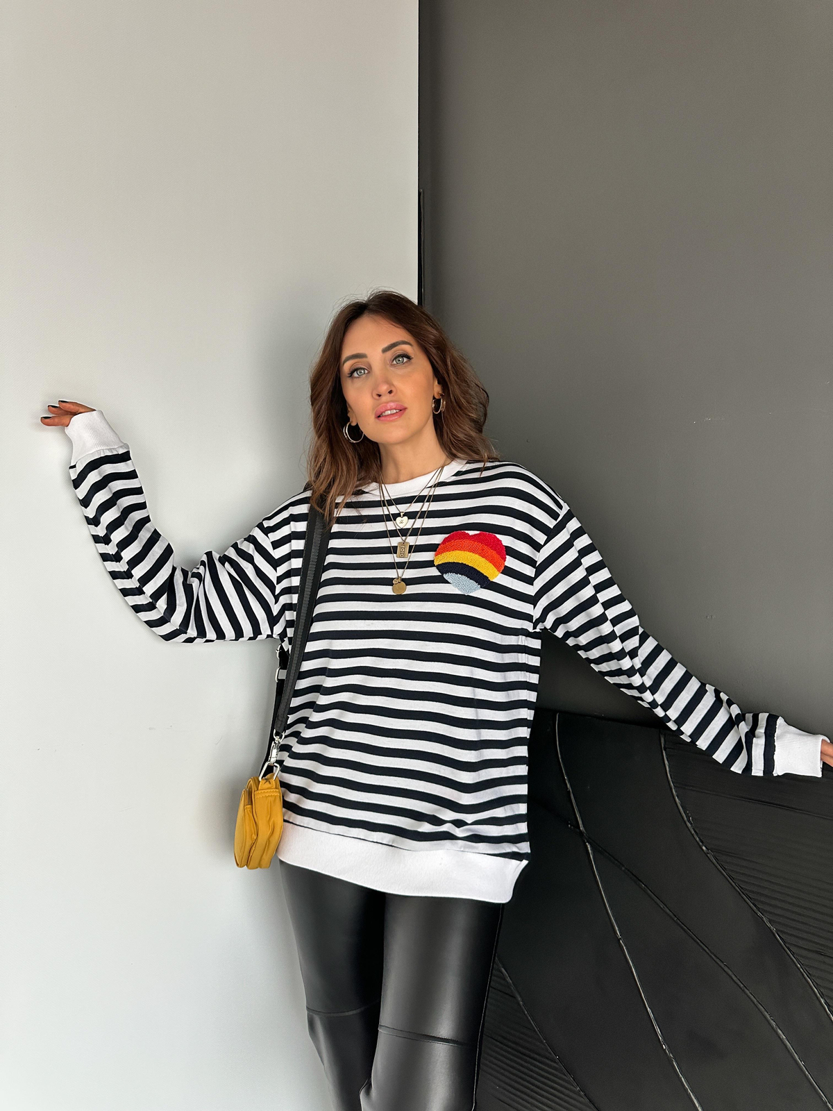 Siyah Çizgili Kalp İşlemeli Sweatshirt