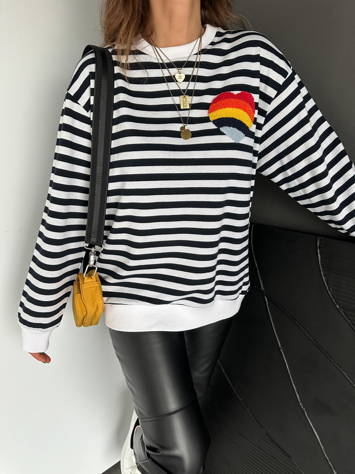 Siyah Çizgili Kalp İşlemeli Sweatshirt
