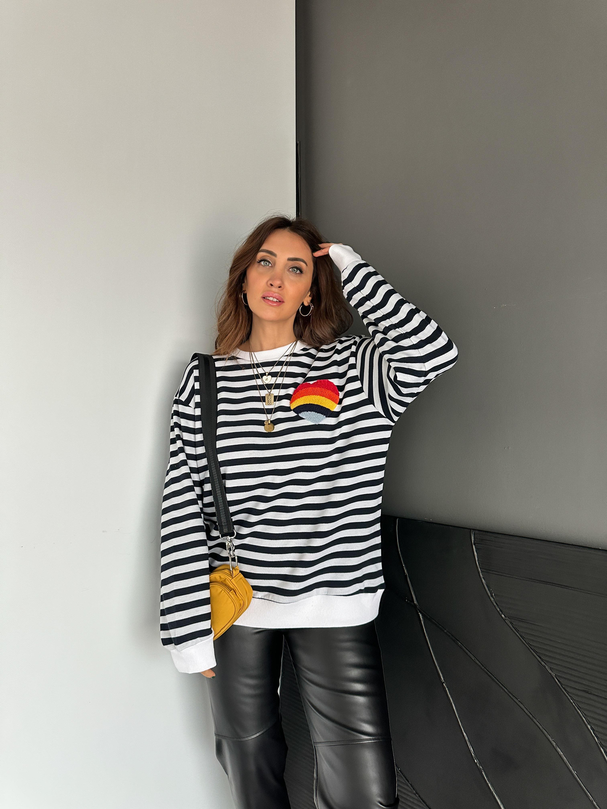 Siyah Çizgili Kalp İşlemeli Sweatshirt