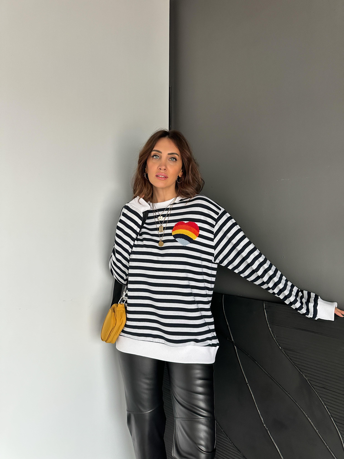 Siyah Çizgili Kalp İşlemeli Sweatshirt