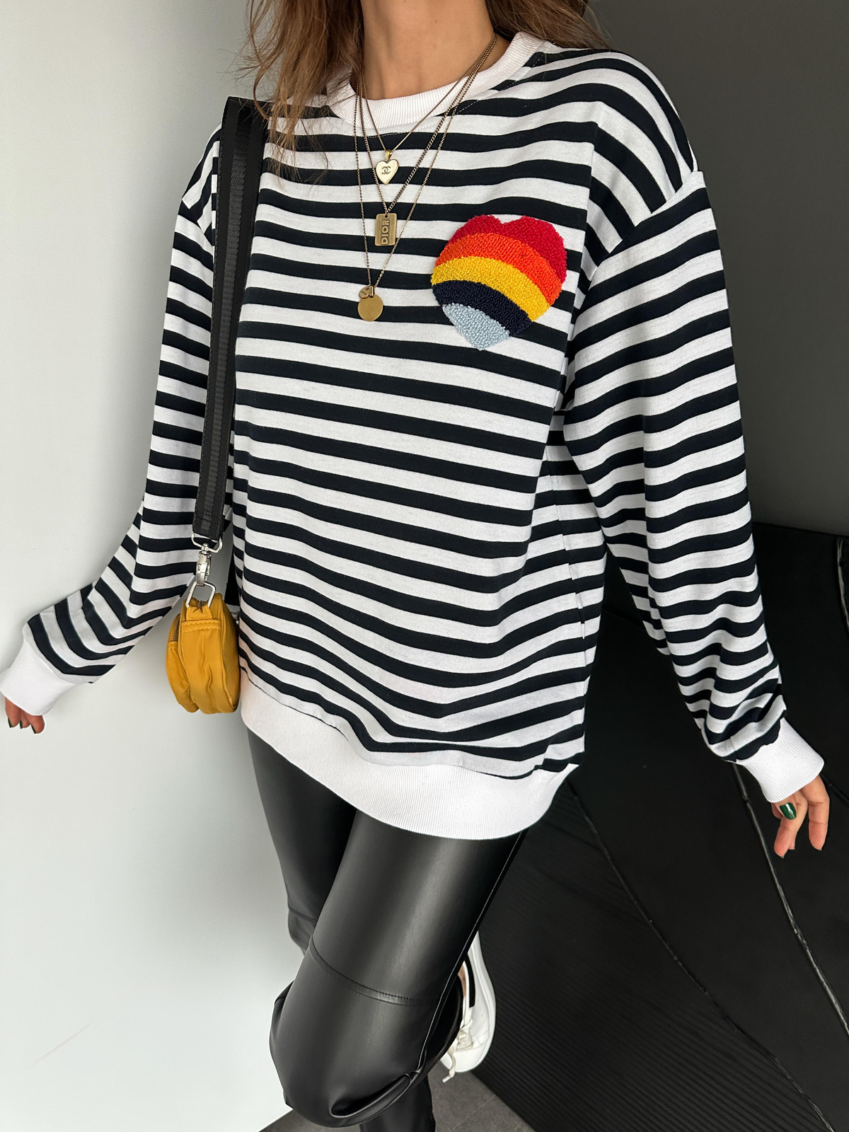 Siyah Çizgili Kalp İşlemeli Sweatshirt