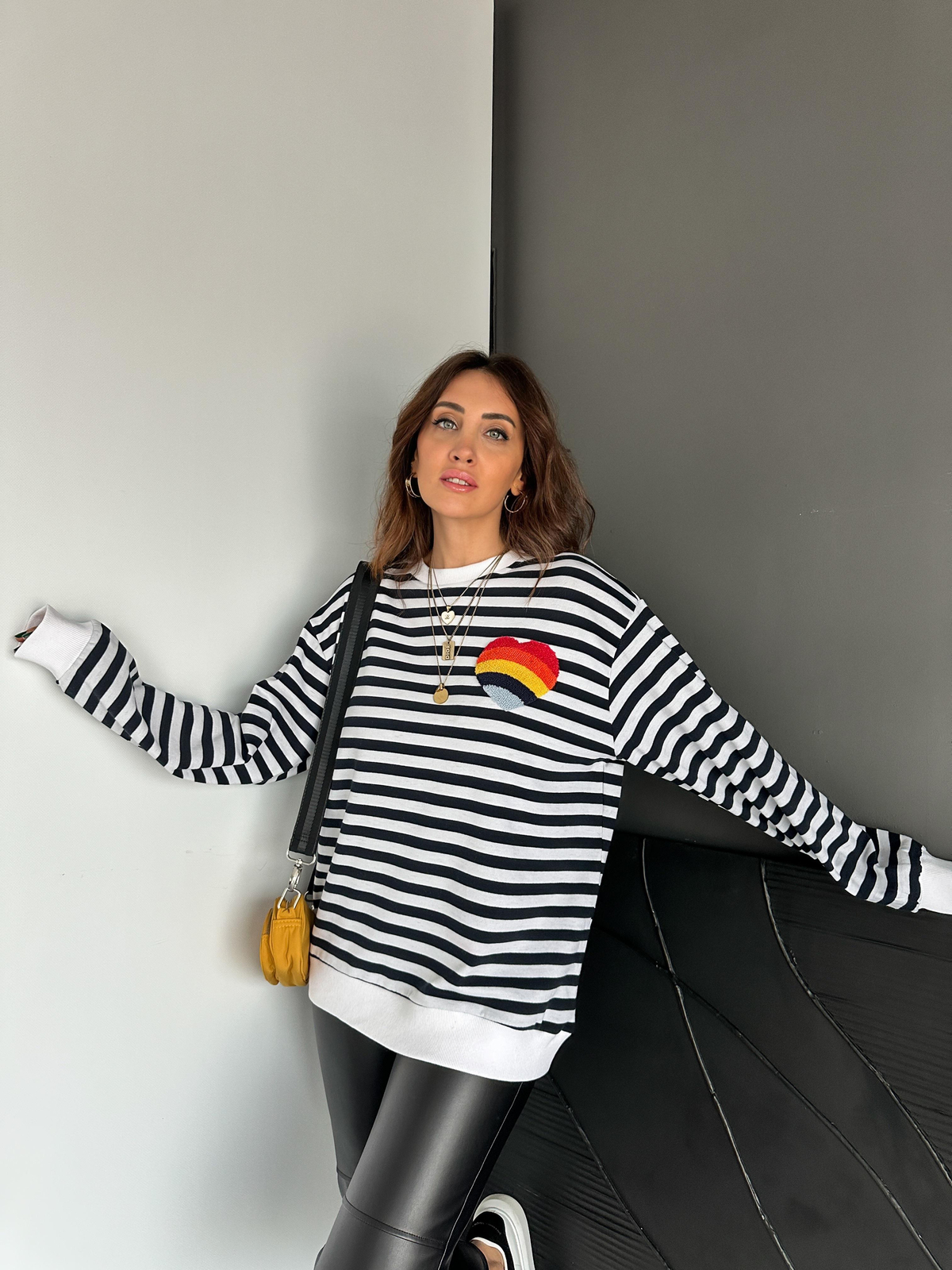 Siyah Çizgili Kalp İşlemeli Sweatshirt