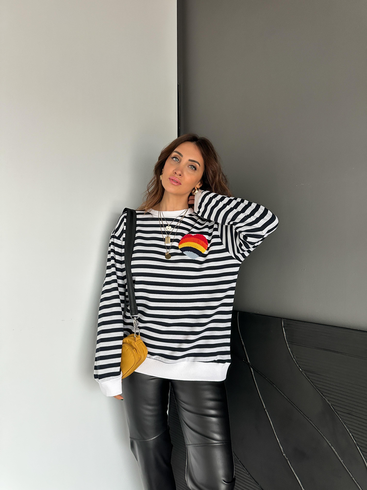 Siyah Çizgili Kalp İşlemeli Sweatshirt