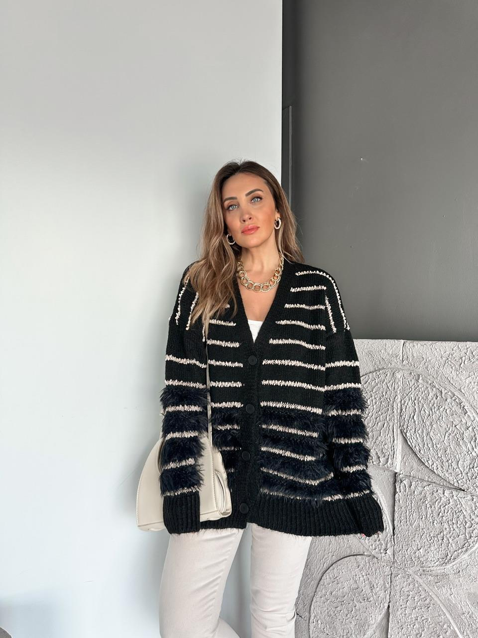 Siyah Çizgili Kürklü Hırka
