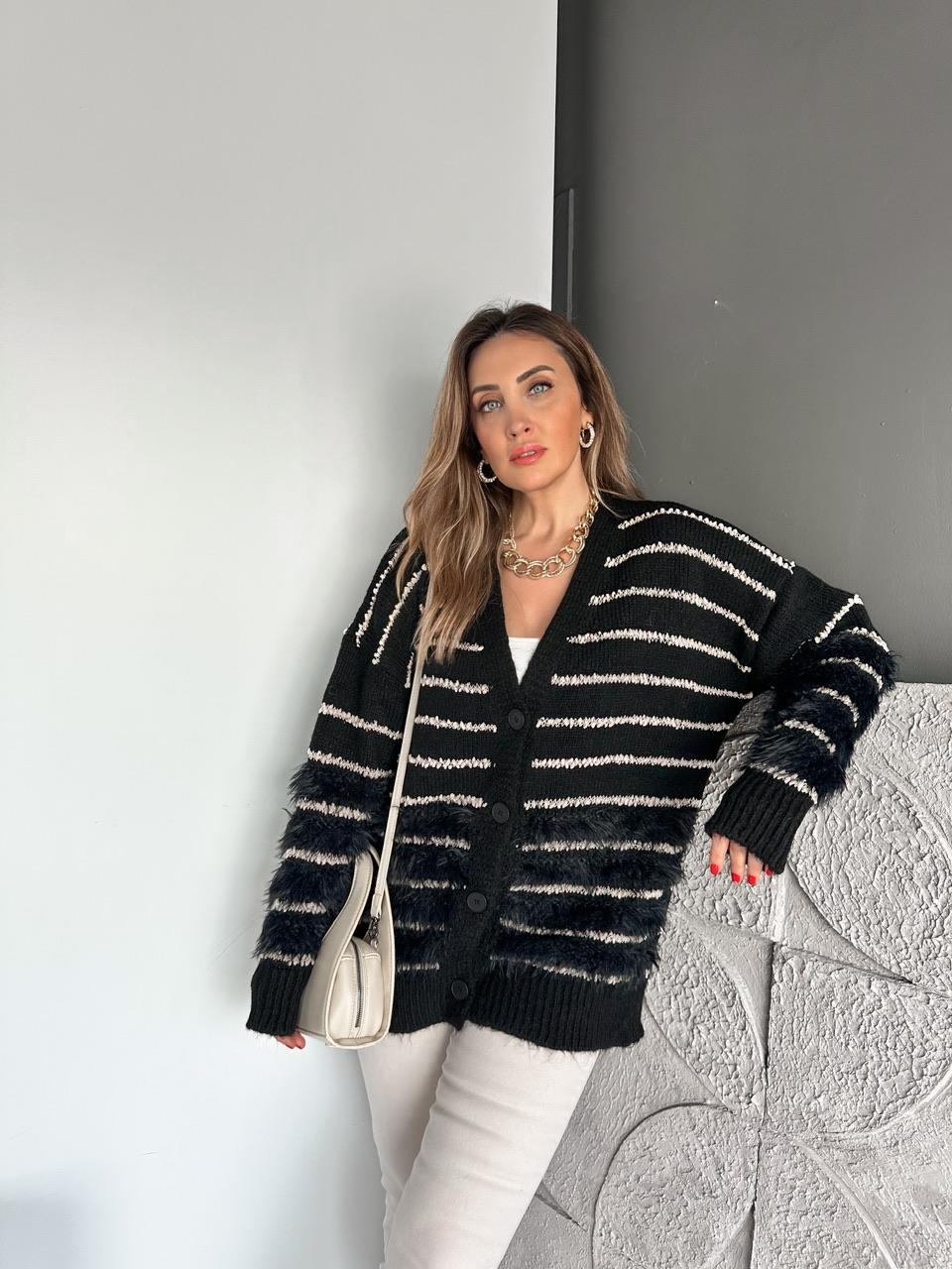 Siyah Çizgili Kürklü Hırka