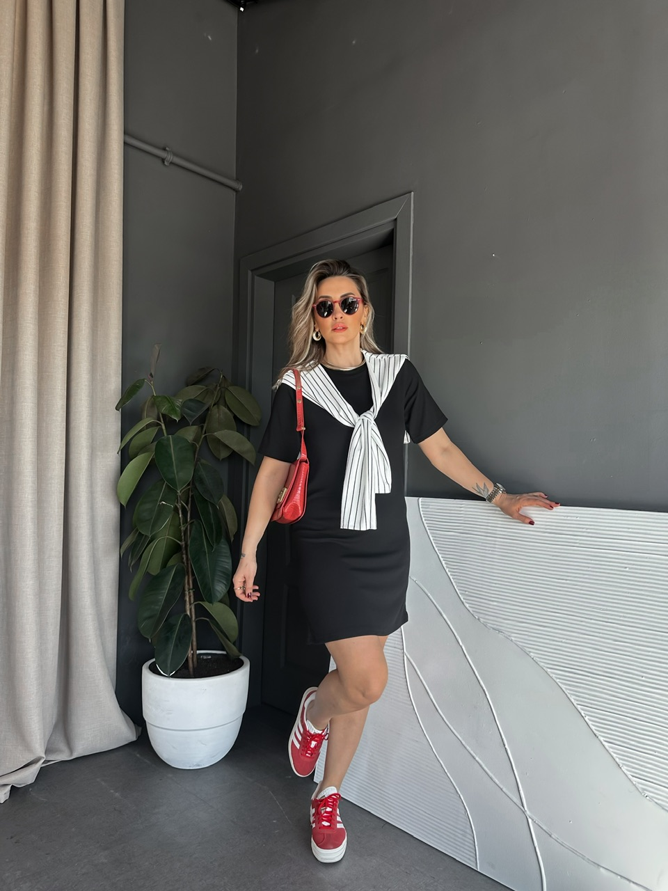 Siyah Çizgili Şal Aksesuarlı Elbise