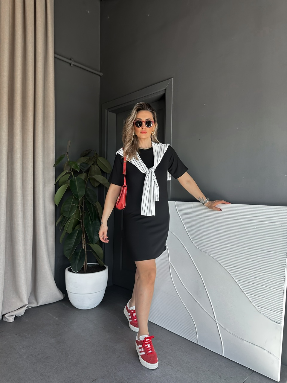 Siyah Çizgili Şal Aksesuarlı Elbise