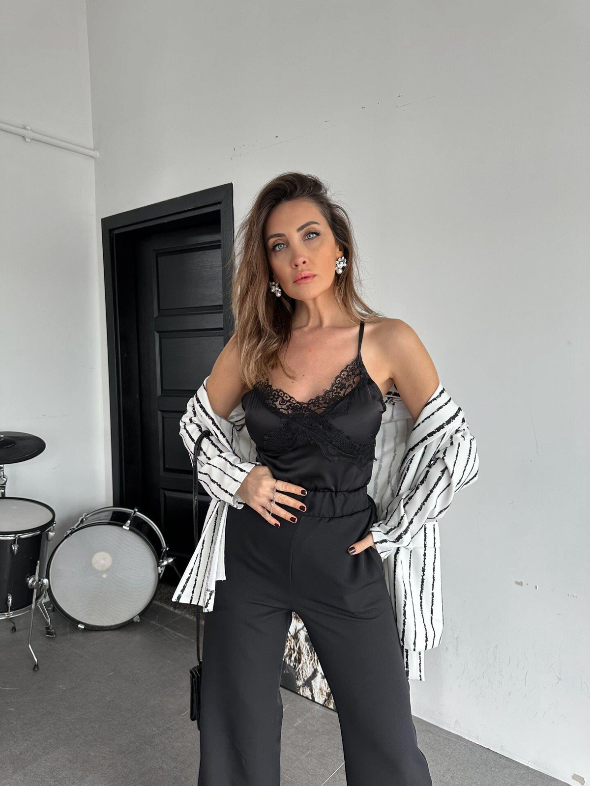 Siyah Dantel Detaylı Saten Bluz