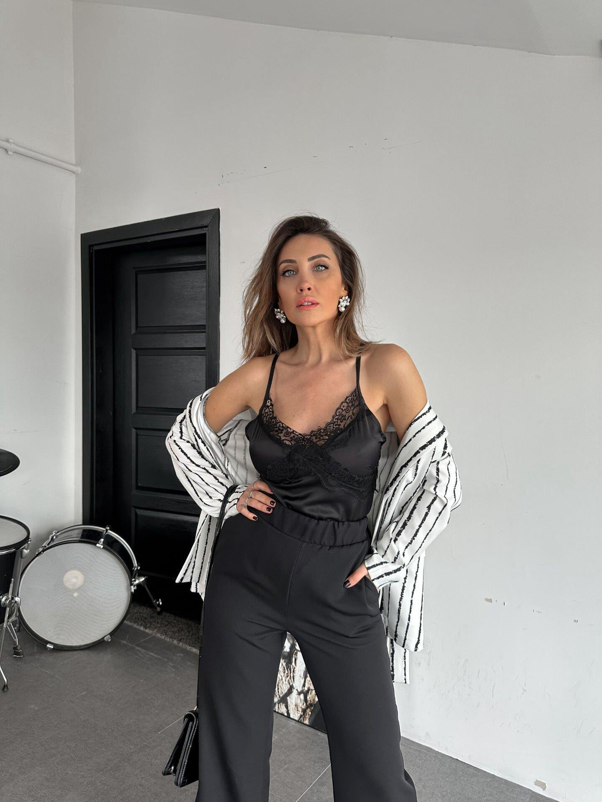 Siyah Dantel Detaylı Saten Bluz