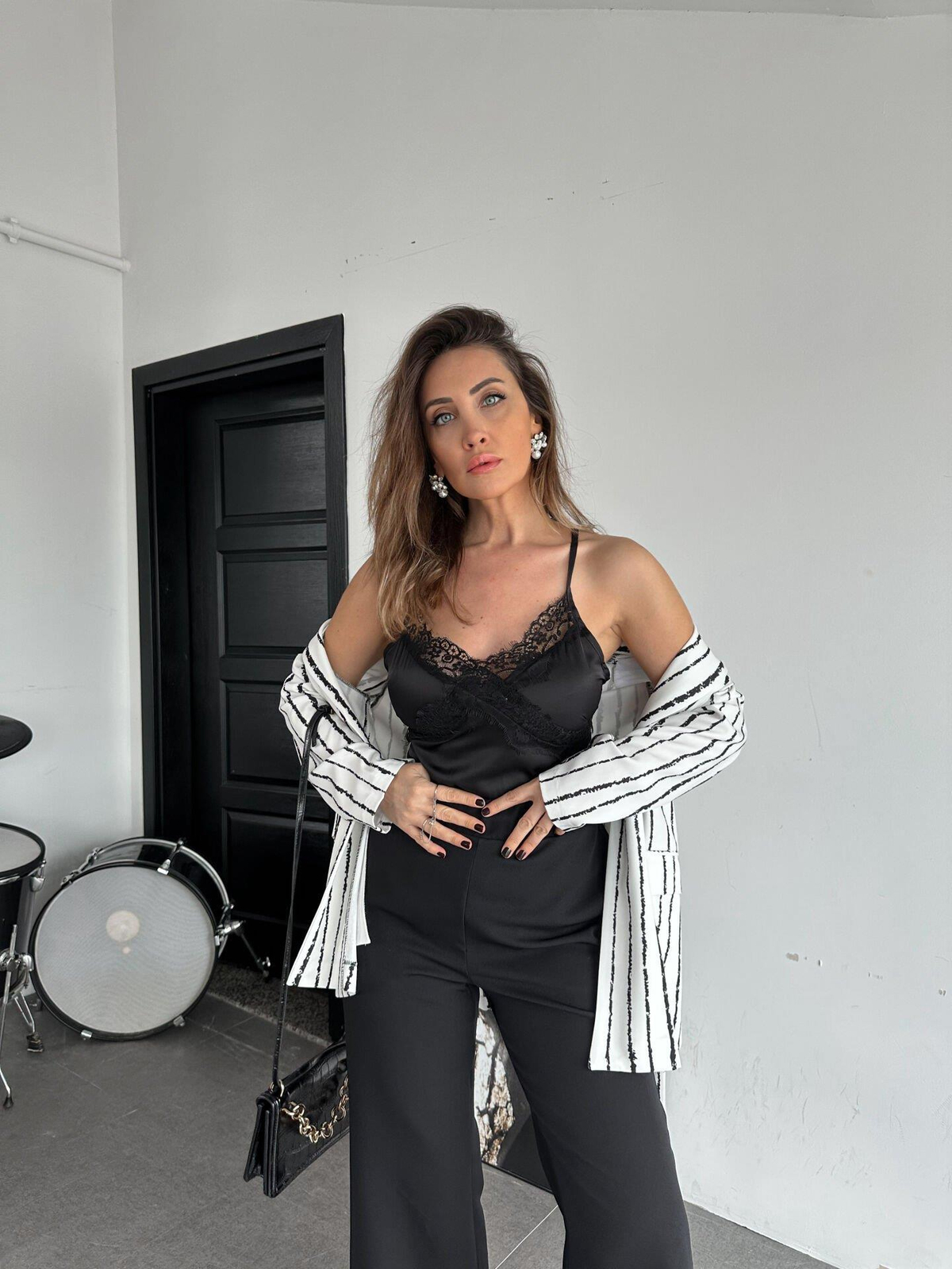 Siyah Dantel Detaylı Saten Bluz