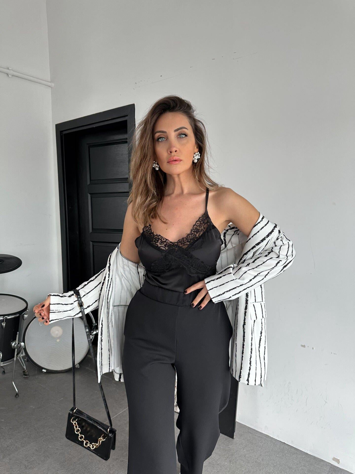 Siyah Dantel Detaylı Saten Bluz