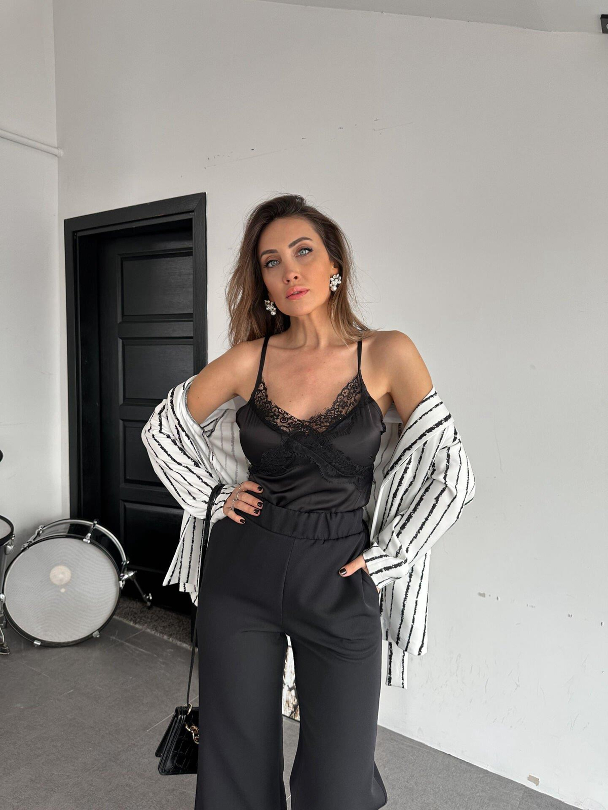 Siyah Dantel Detaylı Saten Bluz