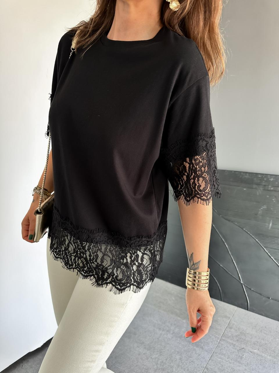 Siyah Dantel Parçalı Orijinal Tshirt