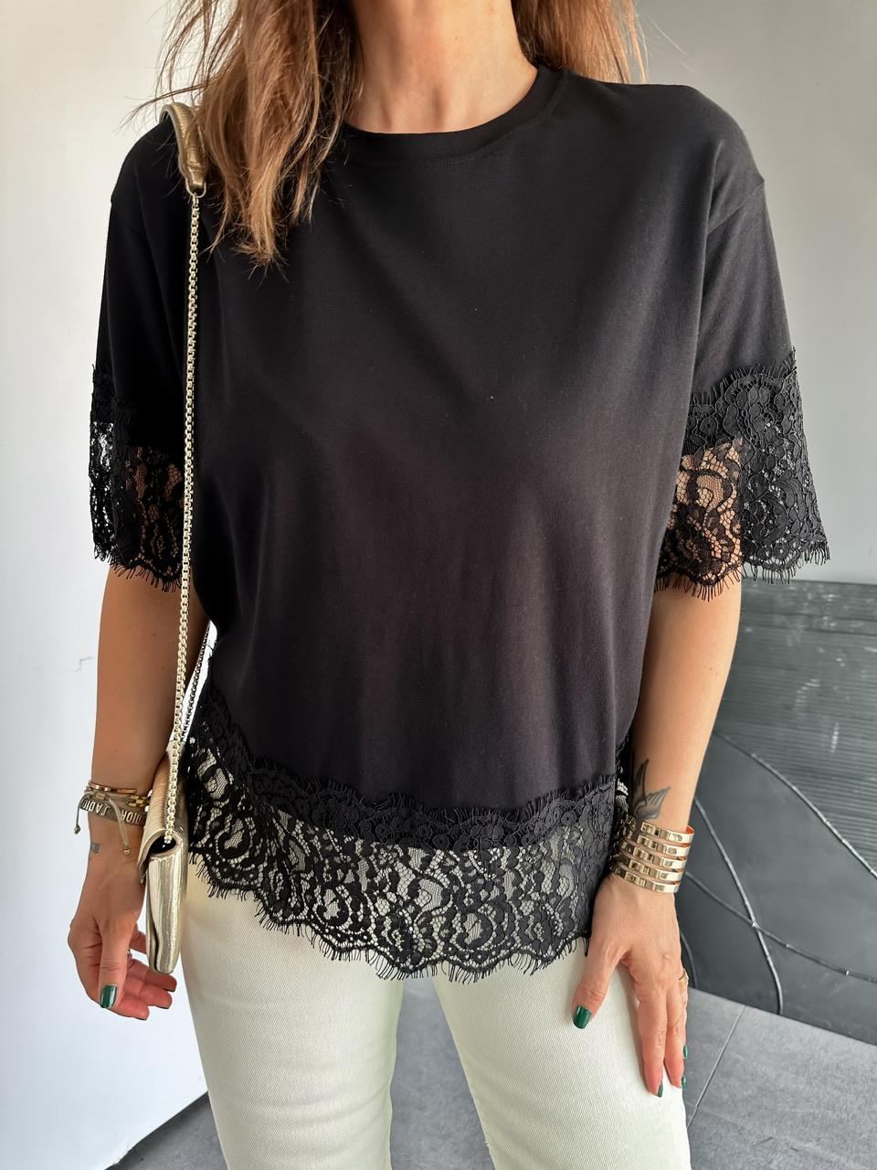 Siyah Dantel Parçalı Orijinal Tshirt