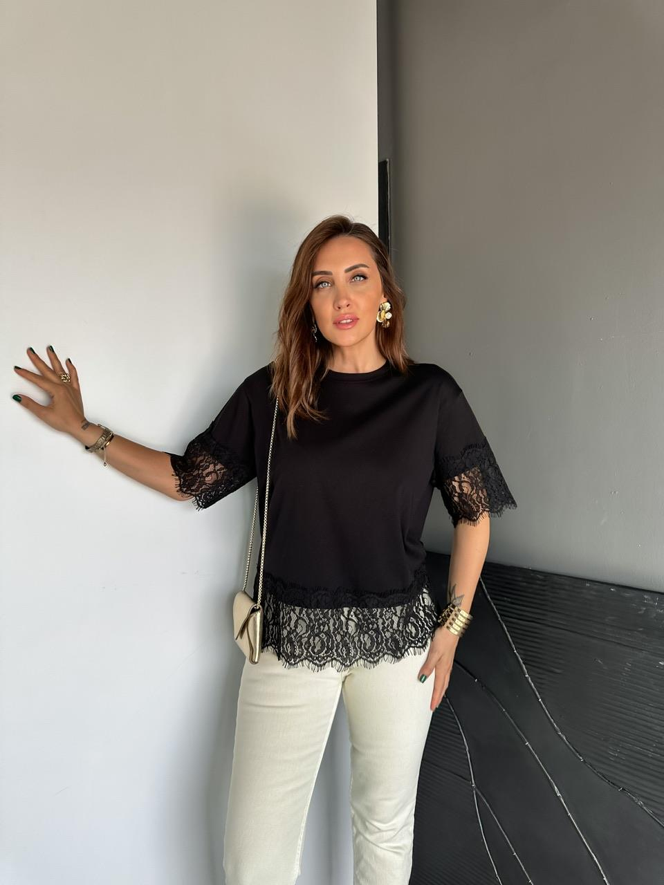 Siyah Dantel Parçalı Orijinal Tshirt