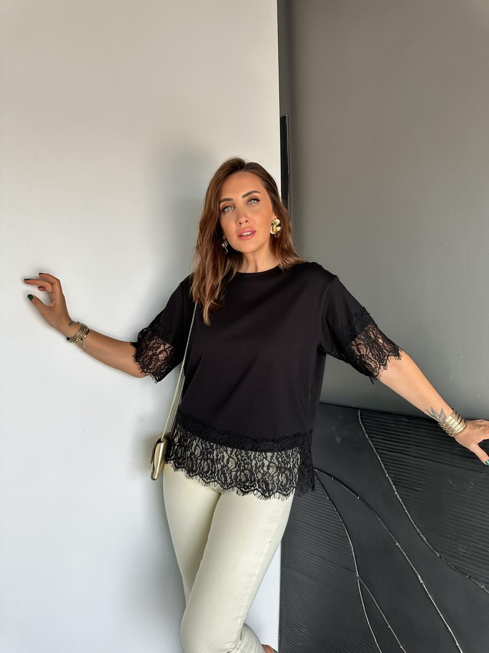 Siyah Dantel Parçalı Orijinal Tshirt
