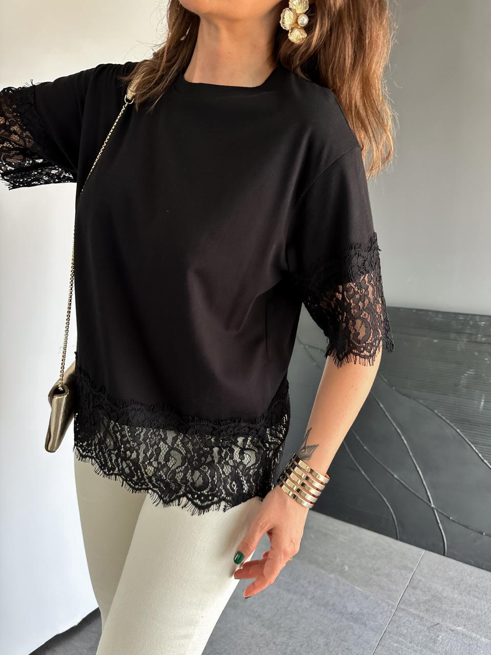 Siyah Dantel Parçalı Orijinal Tshirt