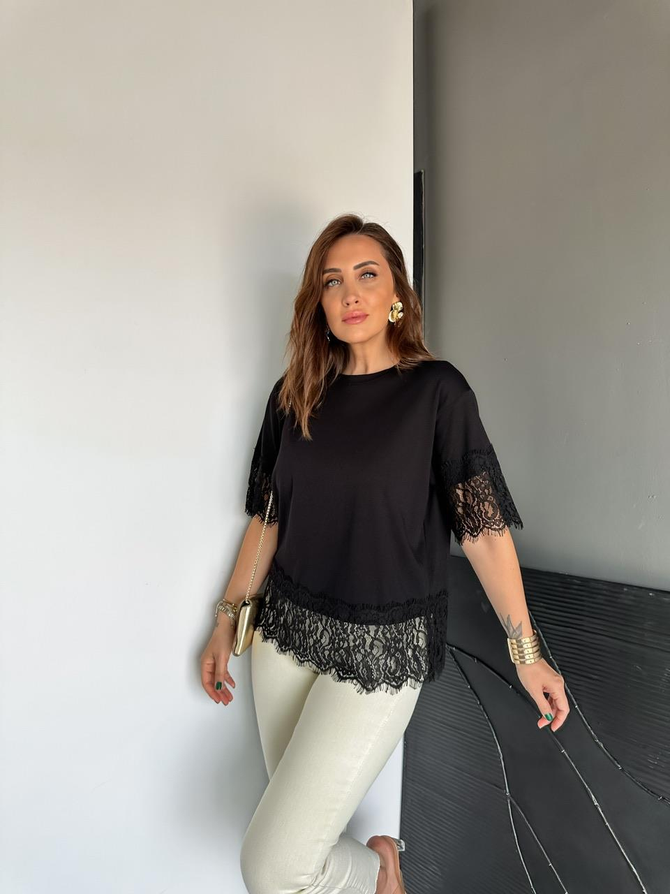 Siyah Dantel Parçalı Orijinal Tshirt