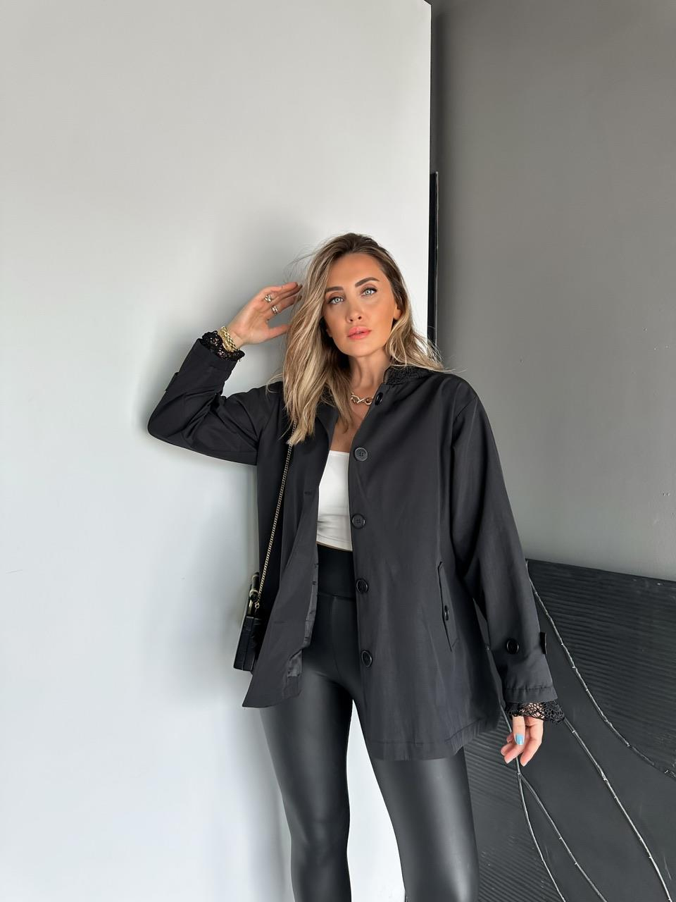 Siyah Dantel Parçalı Trençkot