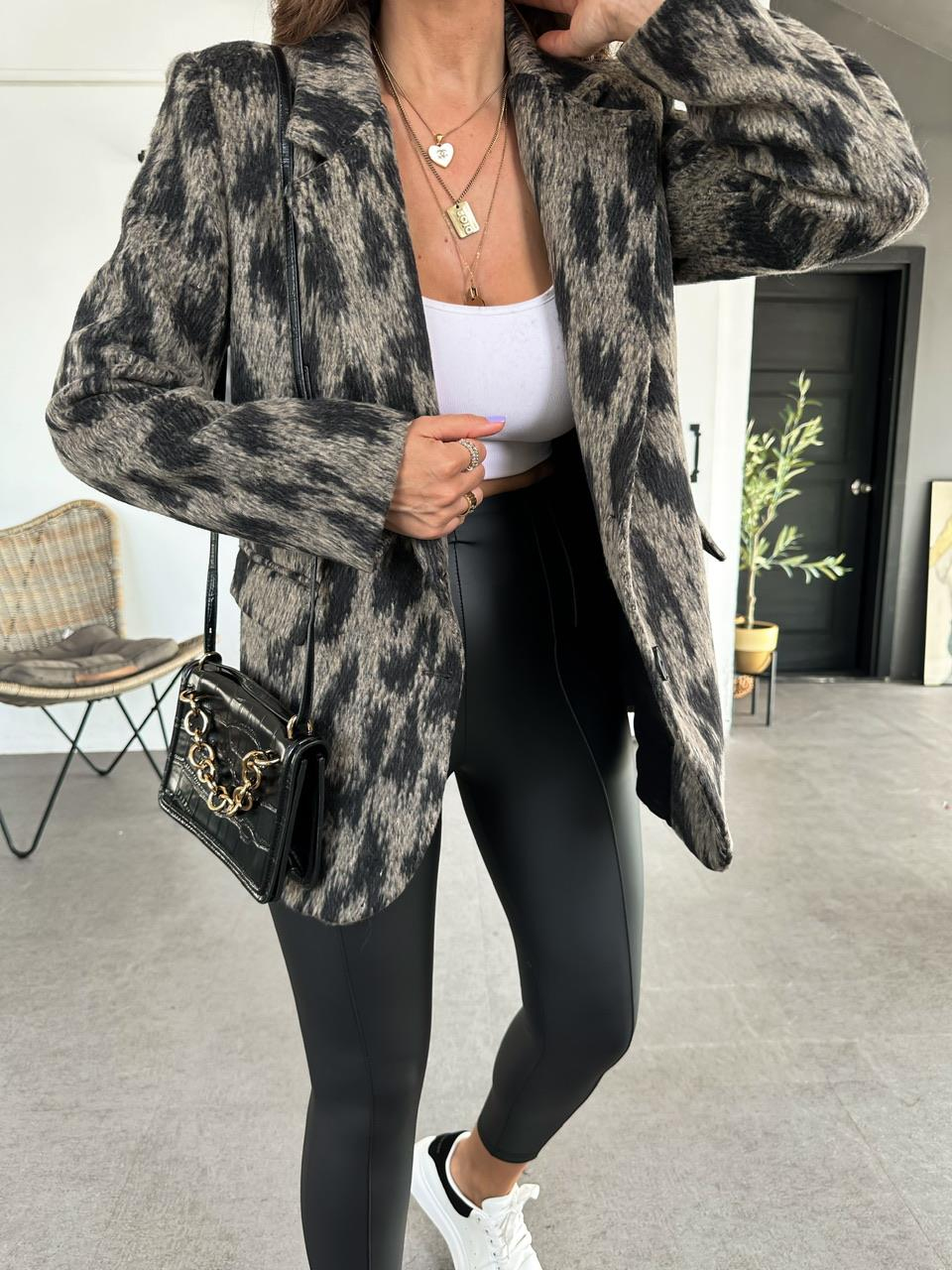 Siyah Desenli Dokulu Blazer Ceket