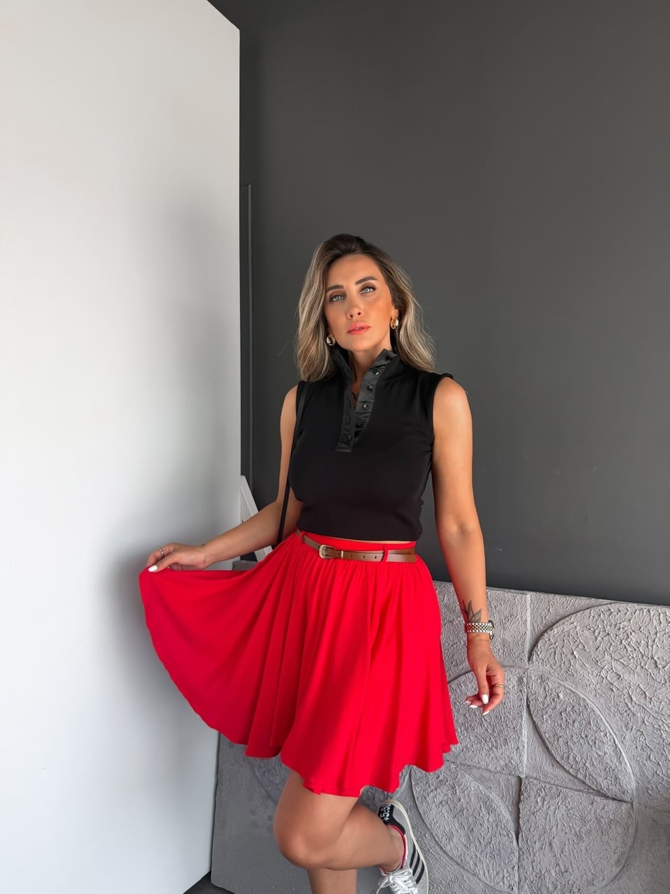 Siyah Düğmeli Dik Yakalı Sıfır Kol Tshirt