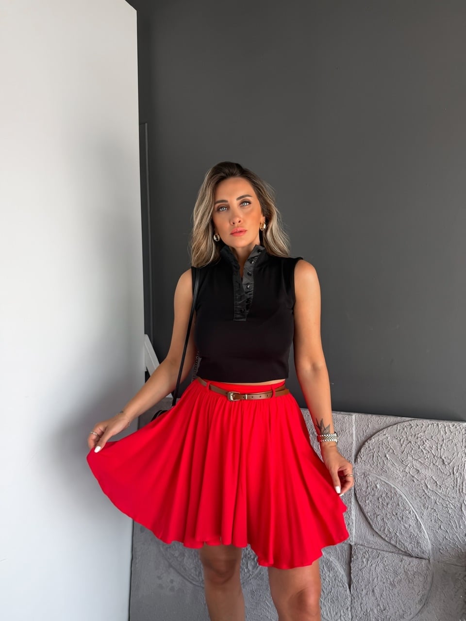 Siyah Düğmeli Dik Yakalı Sıfır Kol Tshirt