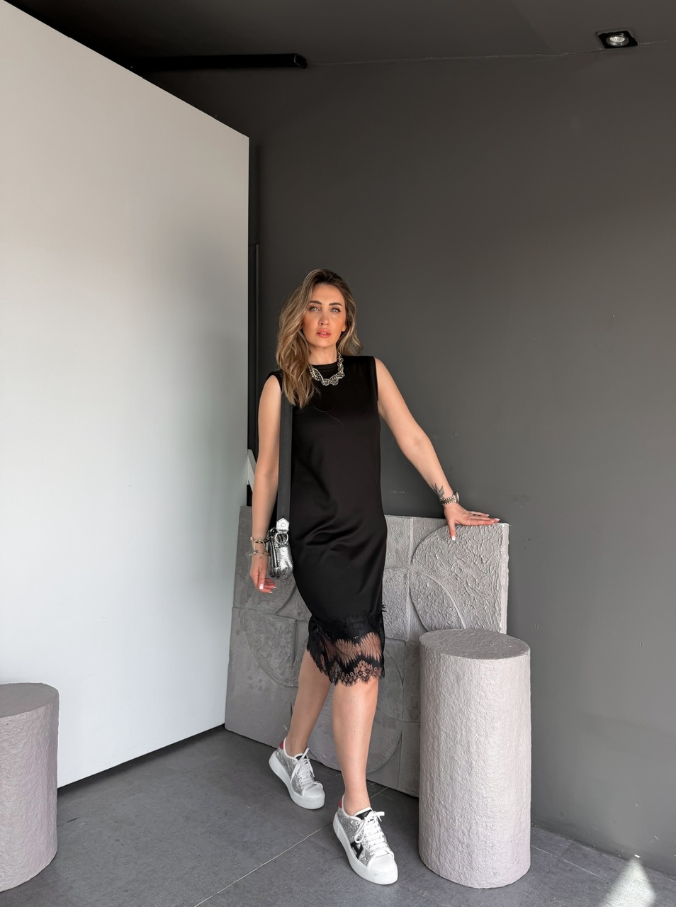 Siyah Etek Ucu Dantelli Elbise