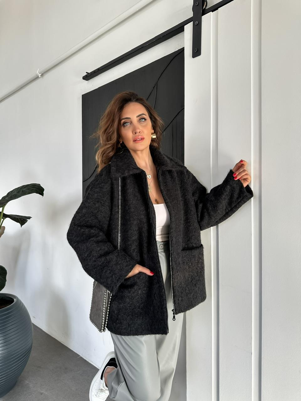 Siyah Fermuarlı Şık Kaban