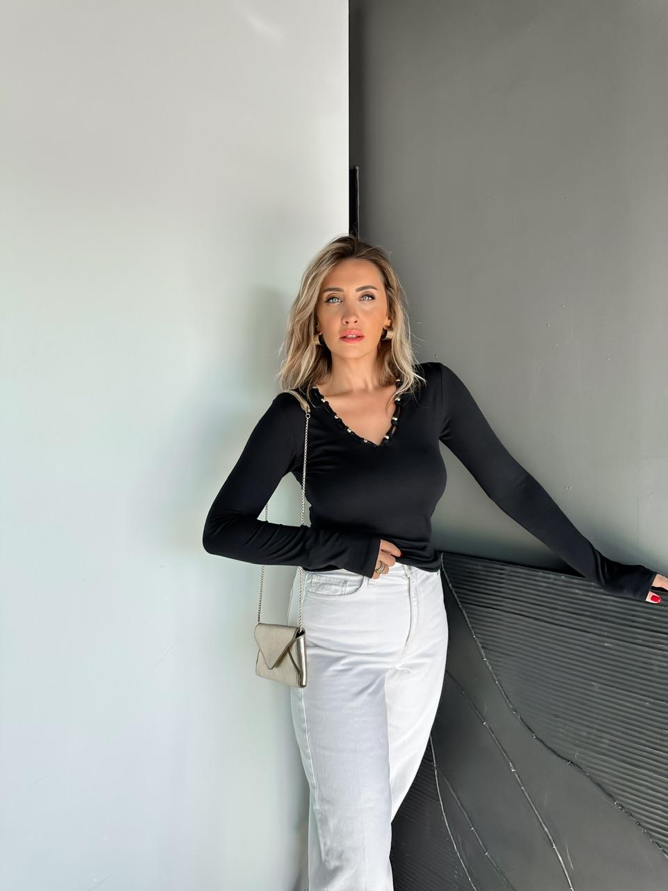 Siyah Gold Aksesuarlı V Yaka Tshirt