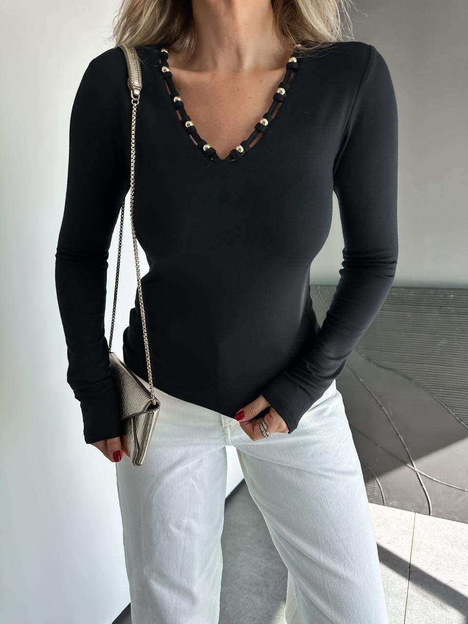 Siyah Gold Aksesuarlı V Yaka Tshirt
