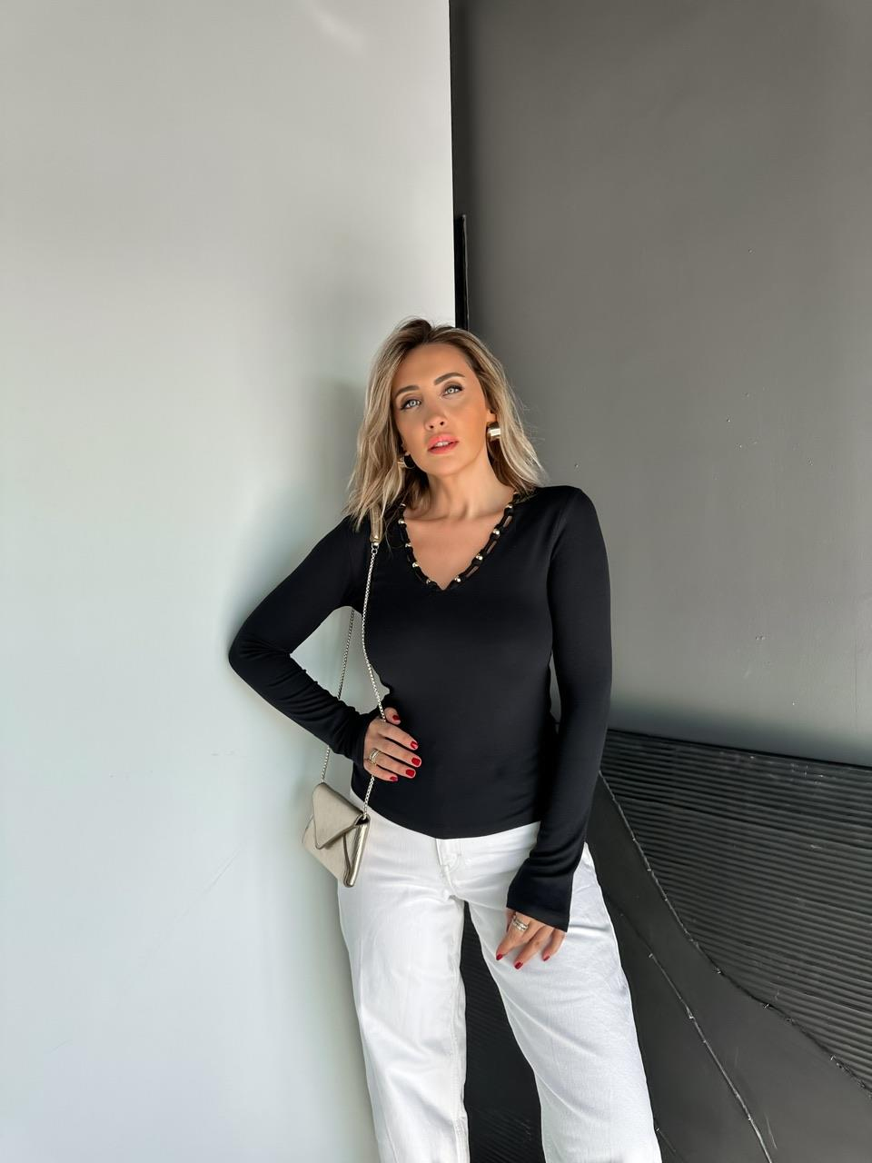 Siyah Gold Aksesuarlı V Yaka Tshirt