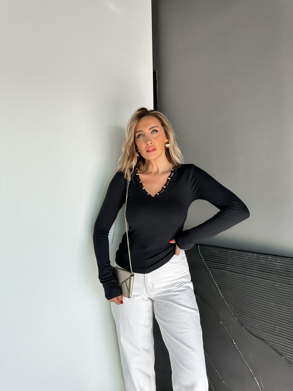 Siyah Gold Aksesuarlı V Yaka Tshirt