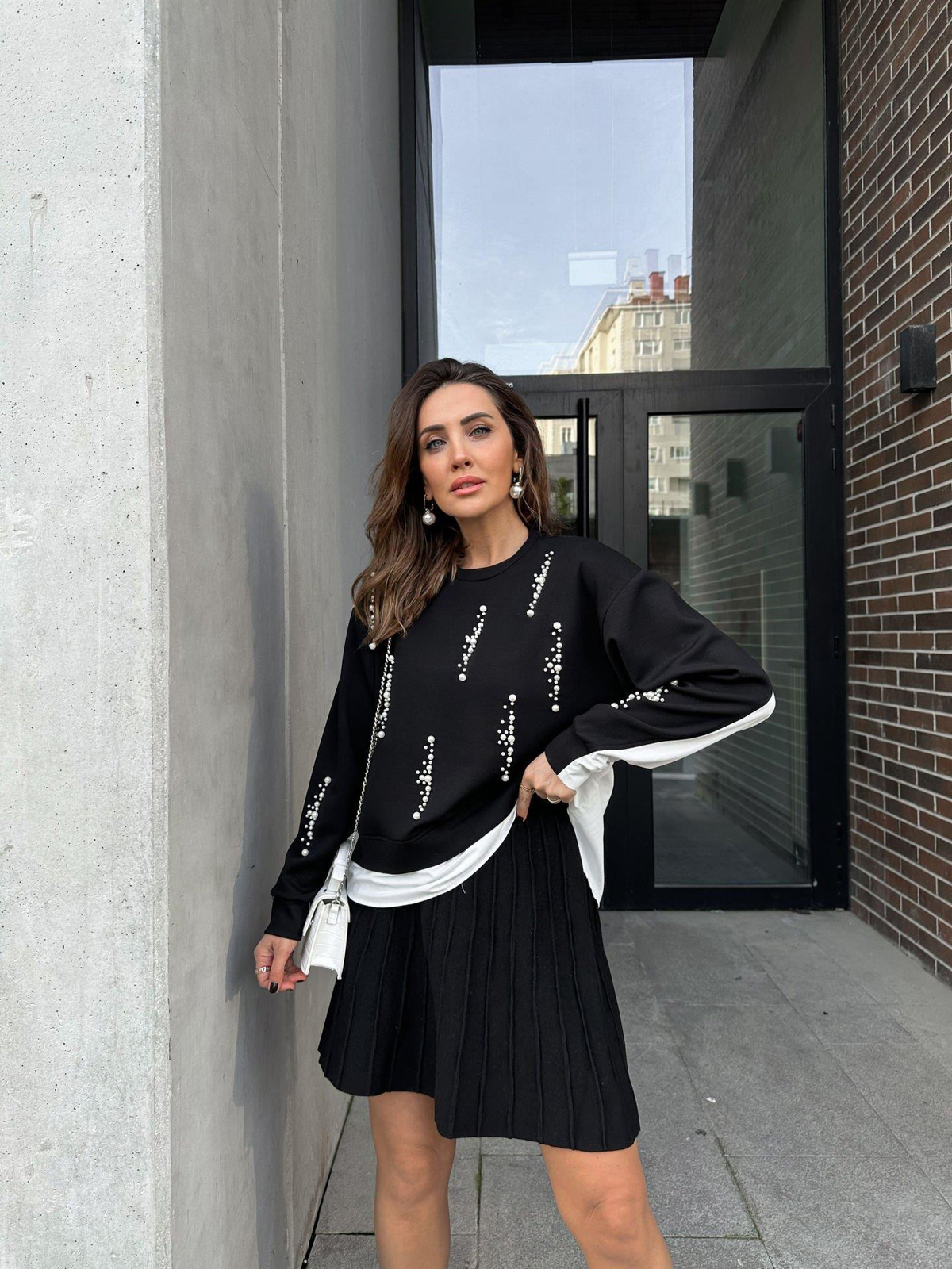Siyah İncili Gömlek Detaylı Sweatshirt