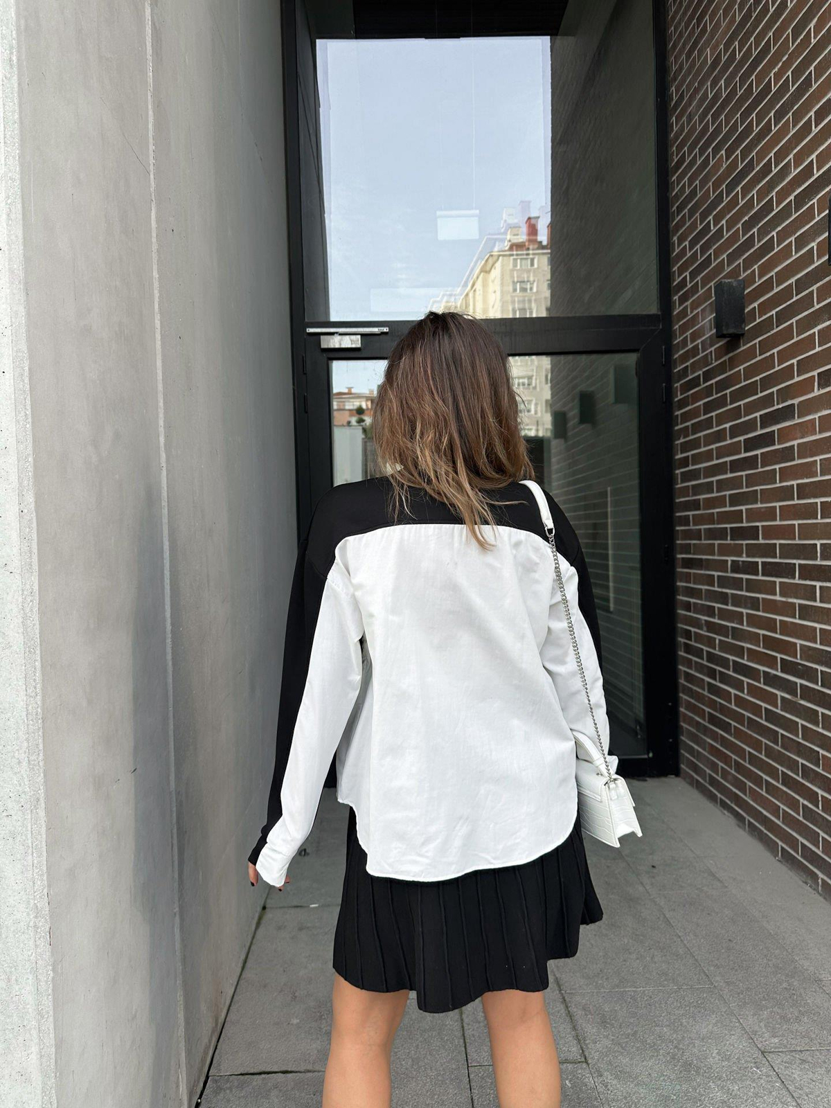 Siyah İncili Gömlek Detaylı Sweatshirt