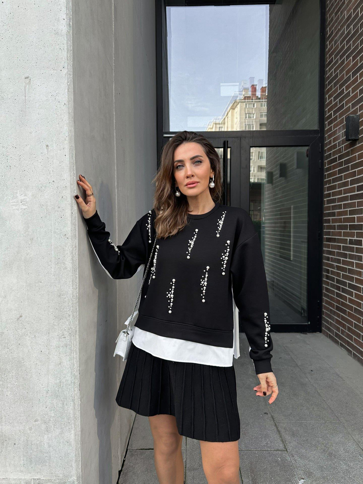 Siyah İncili Gömlek Detaylı Sweatshirt
