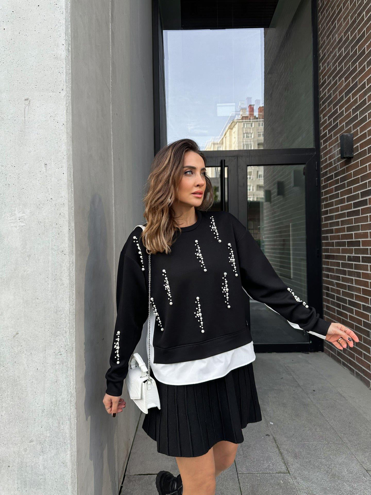 Siyah İncili Gömlek Detaylı Sweatshirt