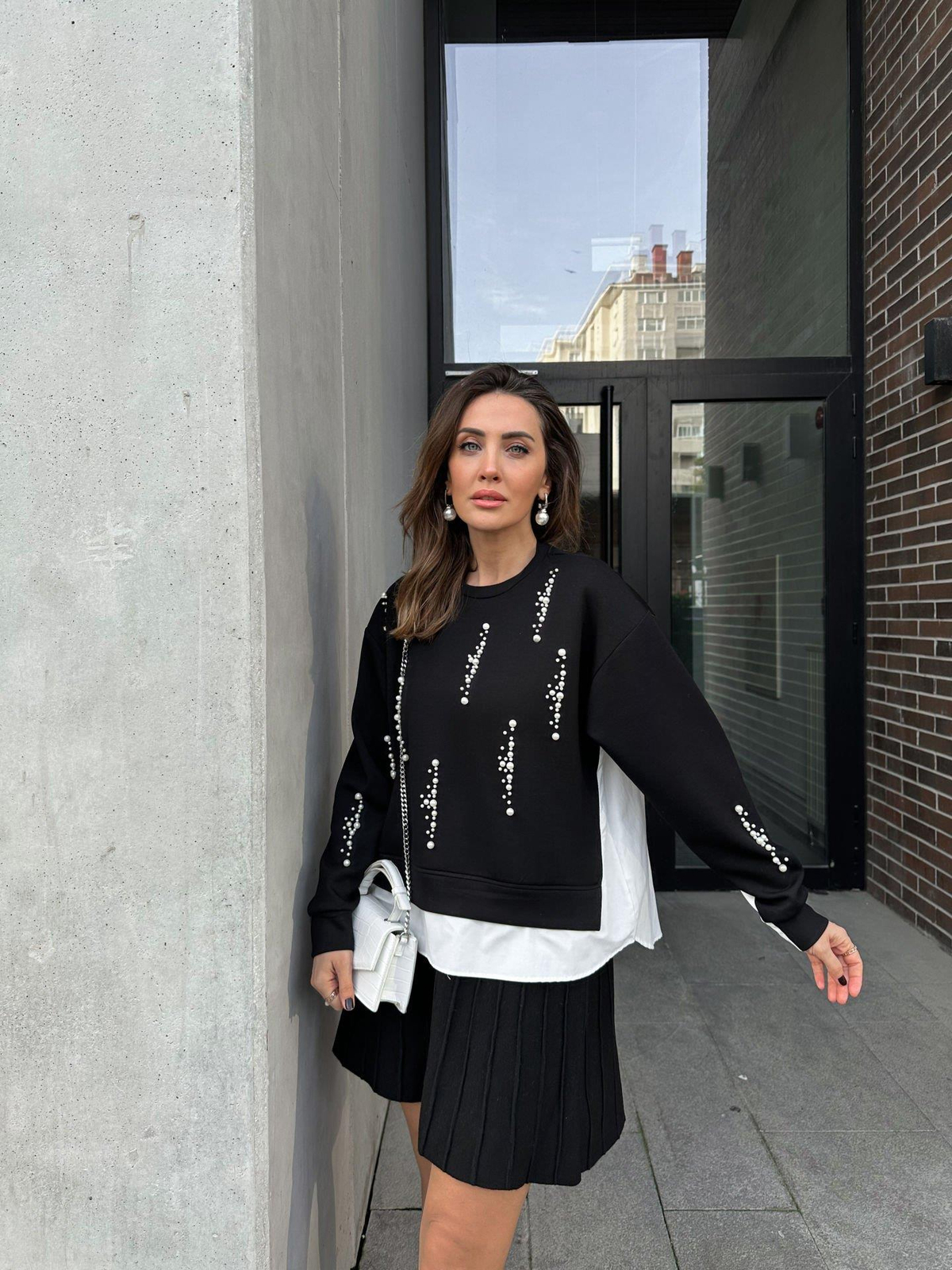 Siyah İncili Gömlek Detaylı Sweatshirt