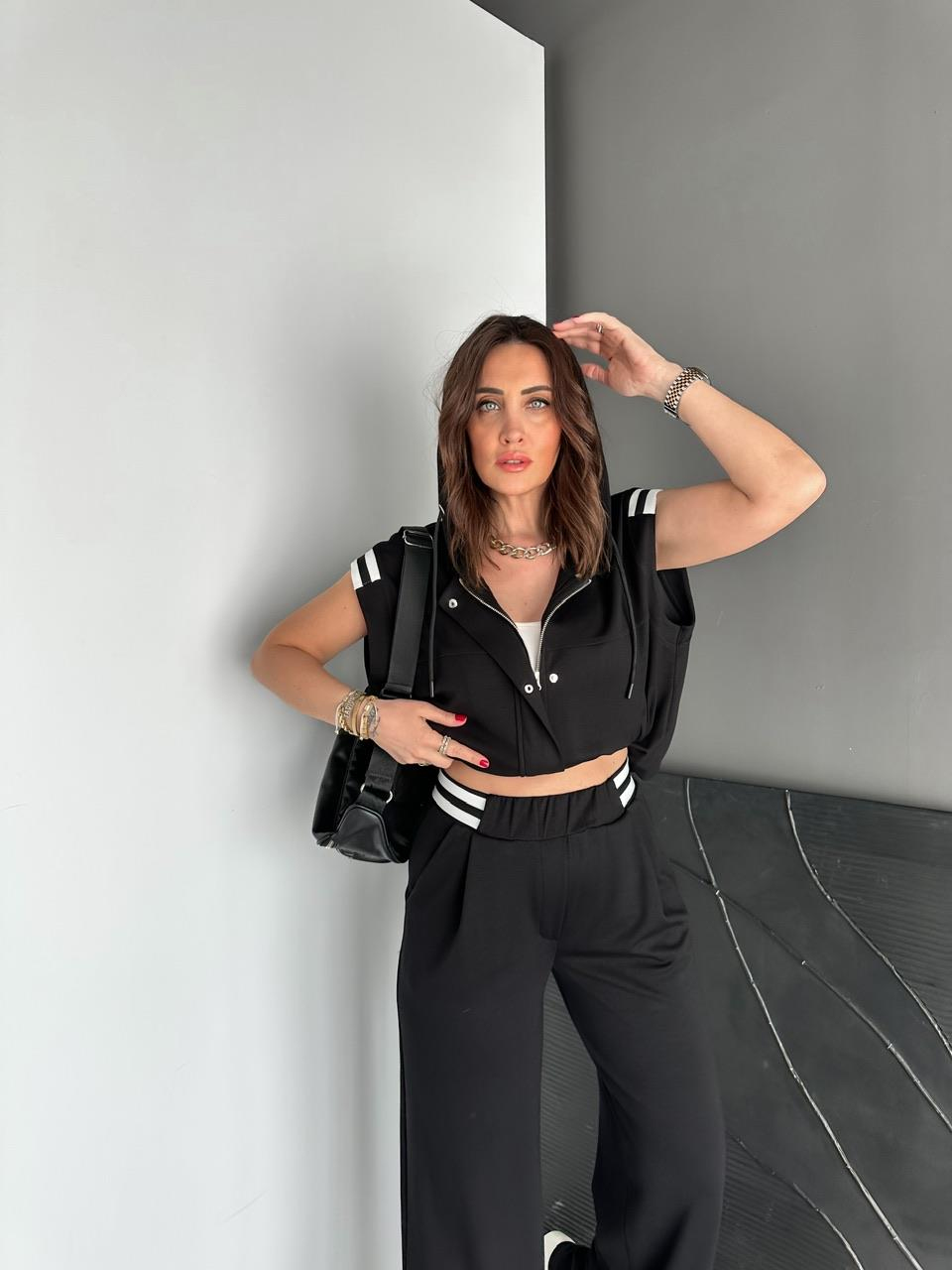 Siyah Kapşonlu Şerit Detaylı Takım