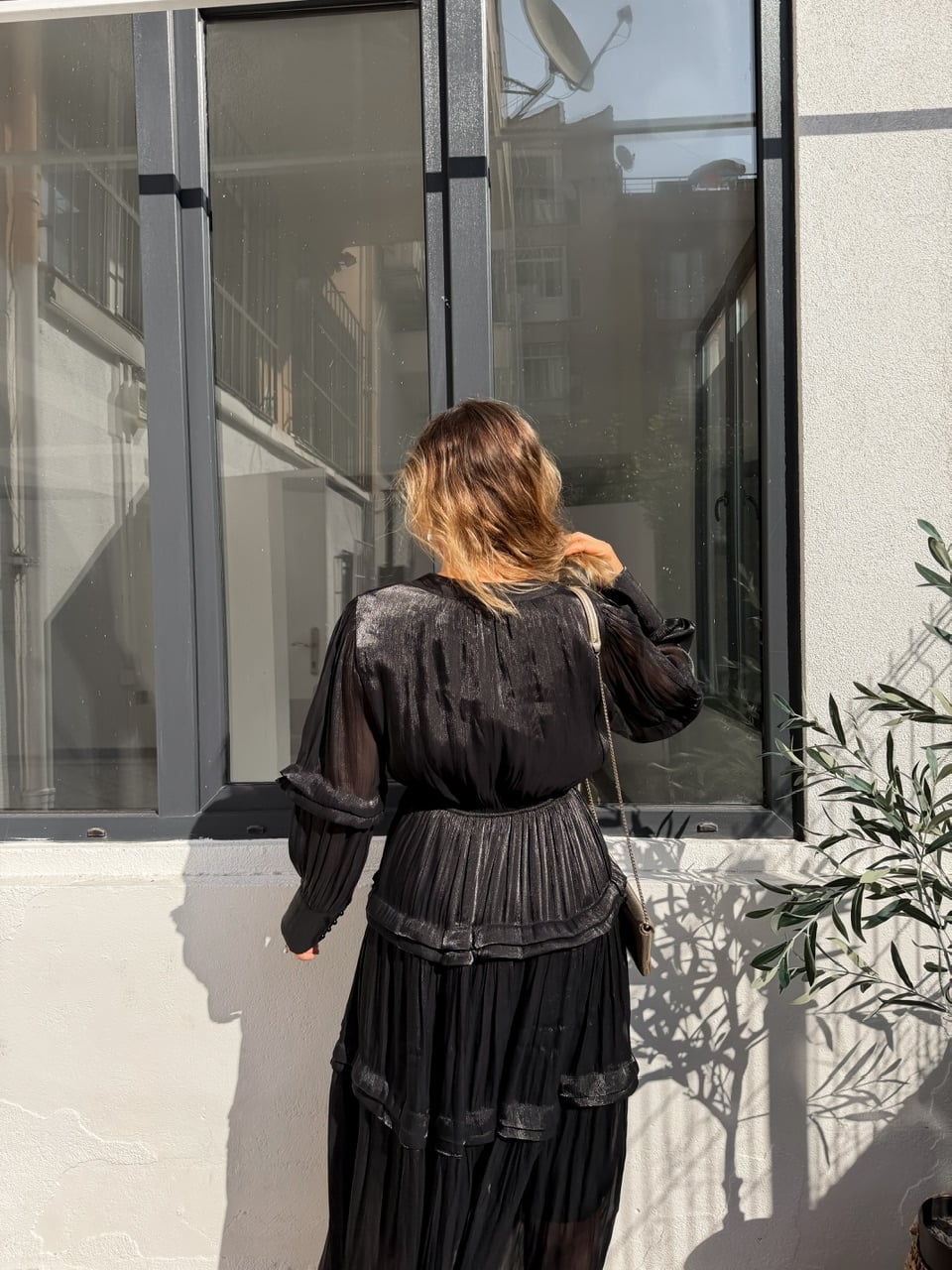 Siyah Katlı Beli Lastikli Parlak Şifon Elbise