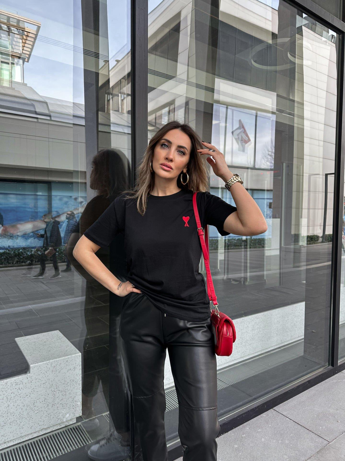 Siyah Kırmızı Kalpli Basic Tshirt