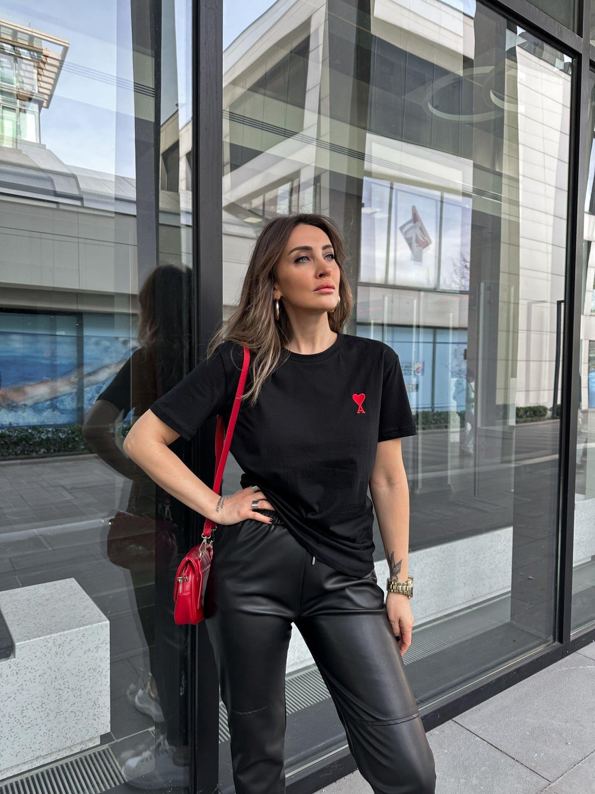 Siyah Kırmızı Kalpli Basic Tshirt