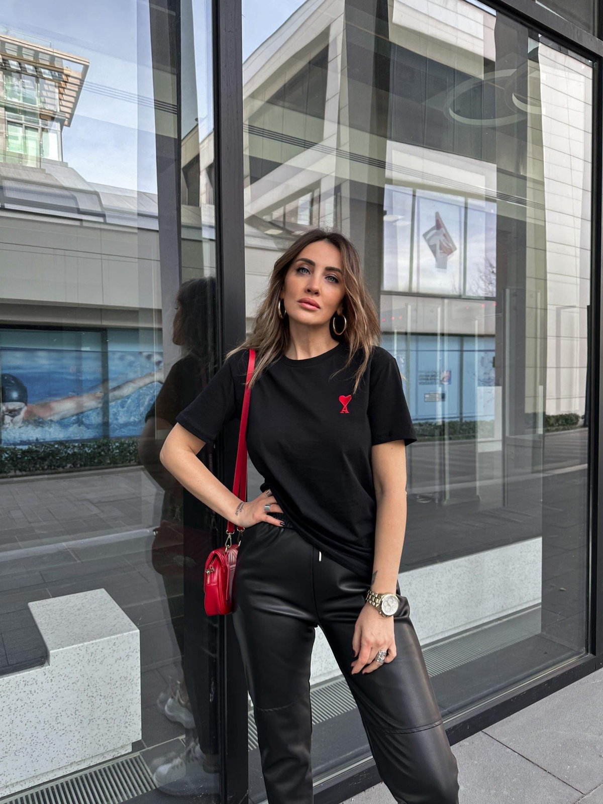 Siyah Kırmızı Kalpli Basic Tshirt