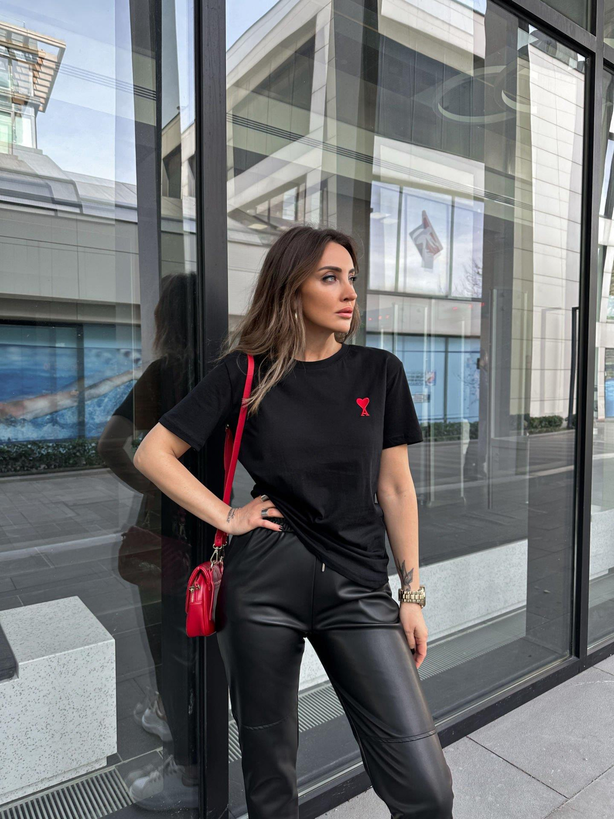 Siyah Kırmızı Kalpli Basic Tshirt