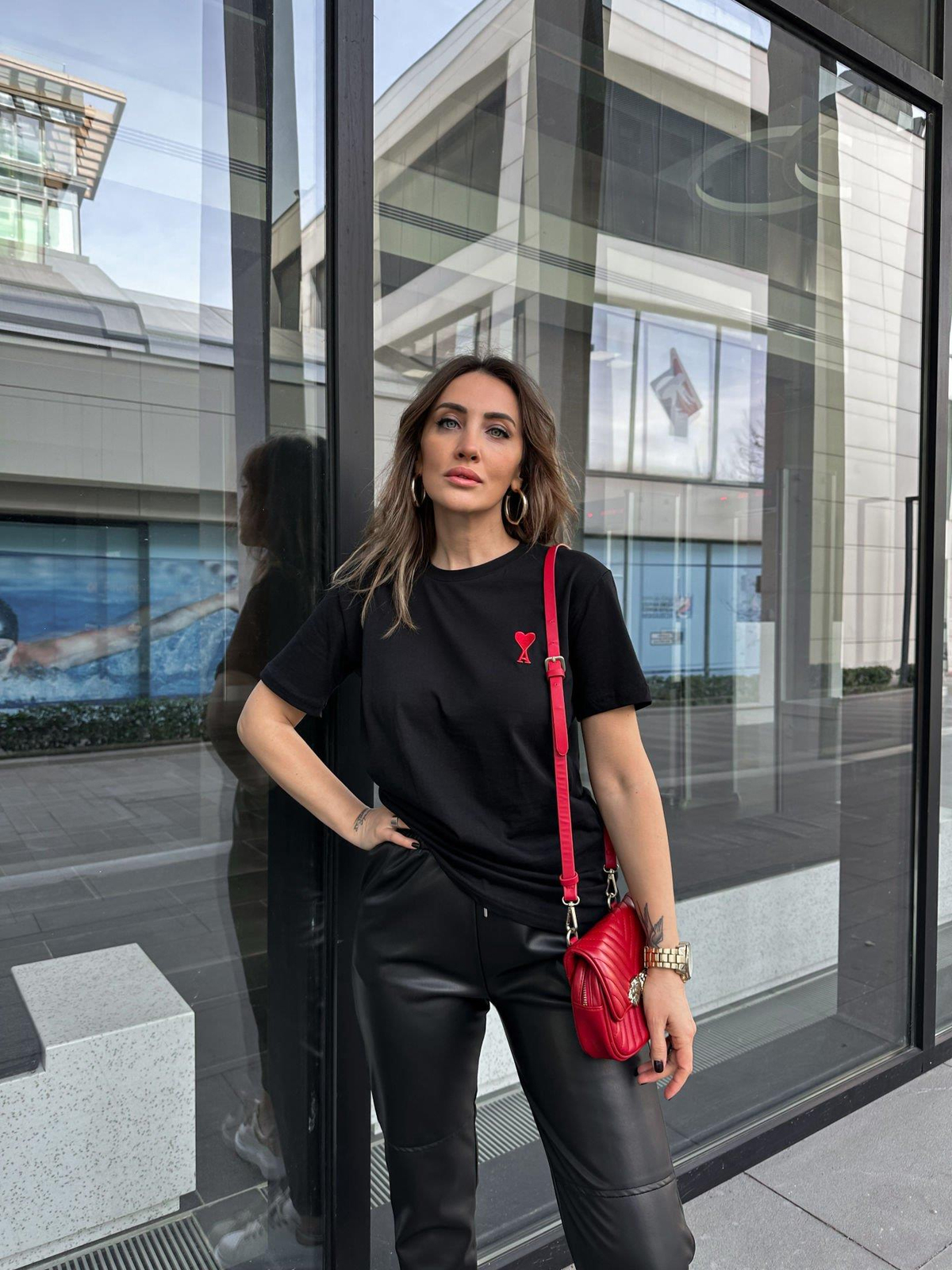 Siyah Kırmızı Kalpli Basic Tshirt