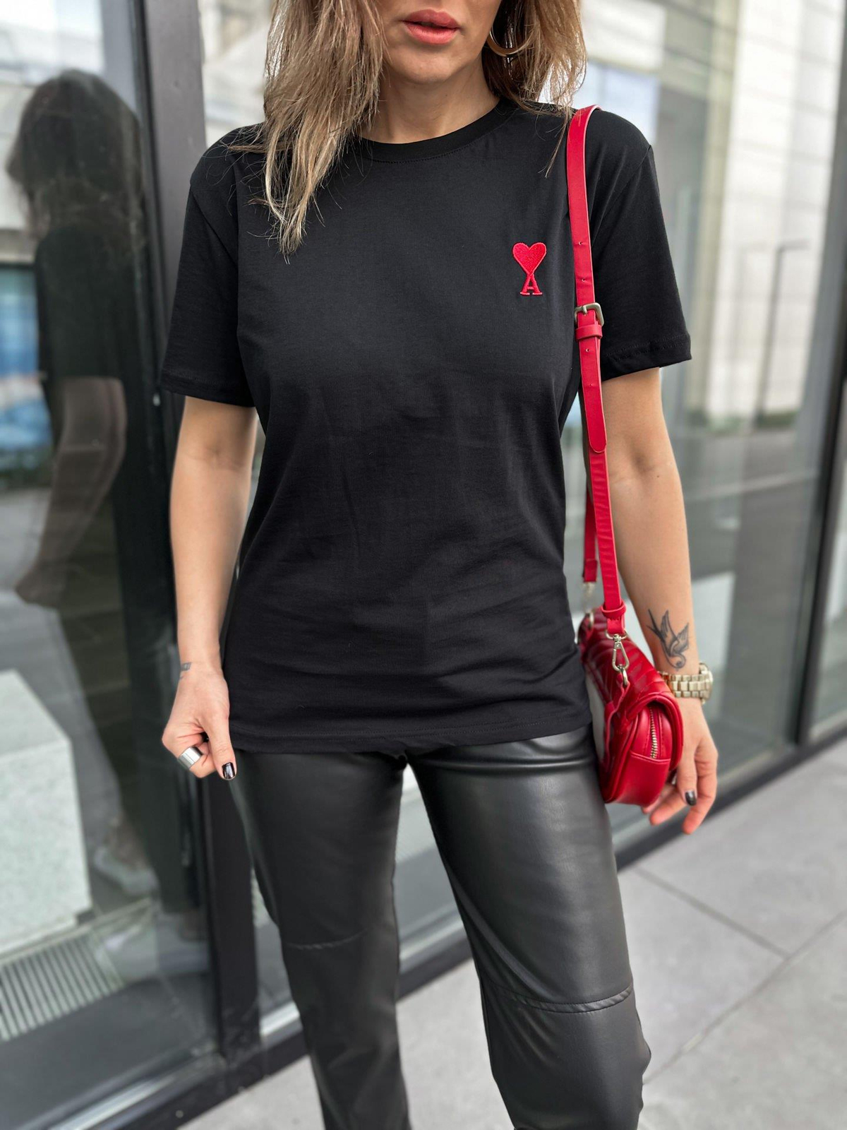Siyah Kırmızı Kalpli Basic Tshirt