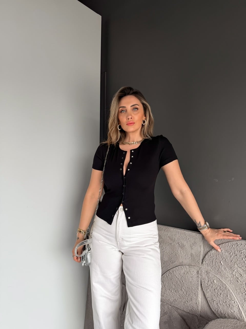 Siyah Kısa Kollu Boydan Cıtcıtlı Tshirt