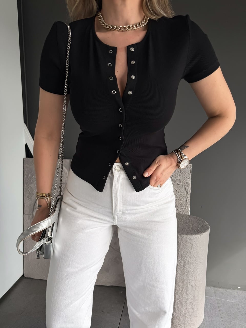 Siyah Kısa Kollu Boydan Cıtcıtlı Tshirt
