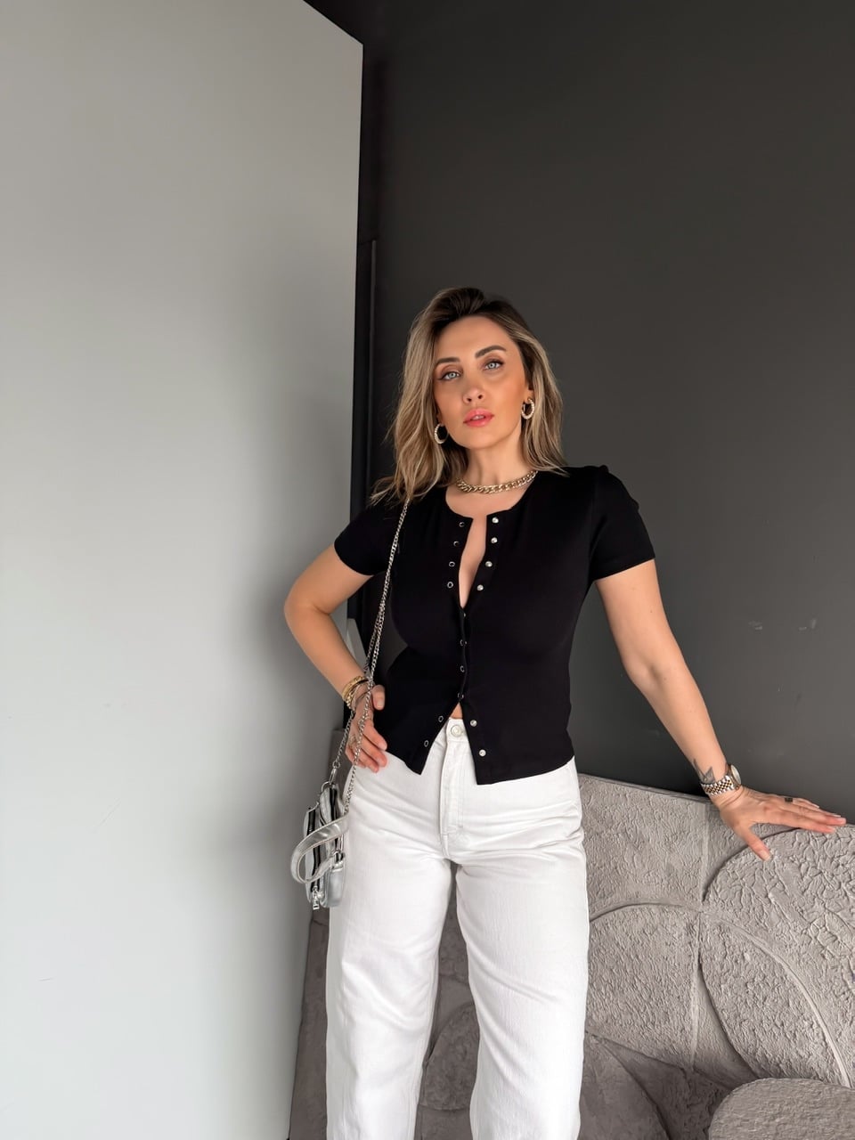 Siyah Kısa Kollu Boydan Cıtcıtlı Tshirt
